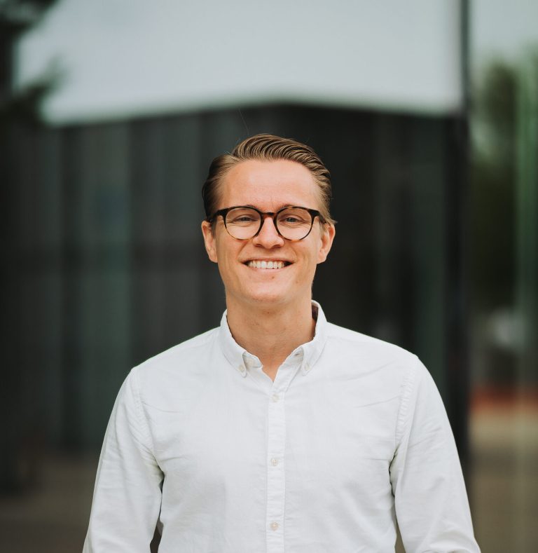 Foto van Jorian Waleson, Coördinator Ambassadors Office Erasmus Universiteit. The Next school hielp deze universiteit om doorstroomrapportages voor het voortgezet onderwijs te ontwikkelen