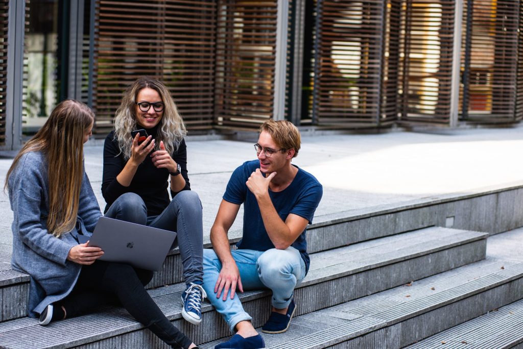 Foto van studenten op de trap voor de ingang van hun opleiding. Sfeerbeeld bij de intro van een case voor Erasmus Universiteit. The Next School hielp hen Afbeelding van het logo van de Erasmus Universiteit. The Next School hielp hen doorstroomrapportages voor het voortgezet onderwijs te ontwikkelen