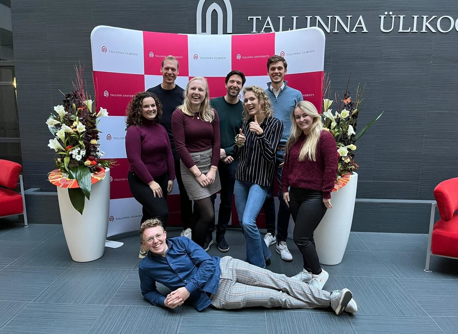 Foto van een deel van het team van The Next School. Hier op bezoek bij de universiteit van Tallinn tijdens een inspiratiereis naar Estland.
