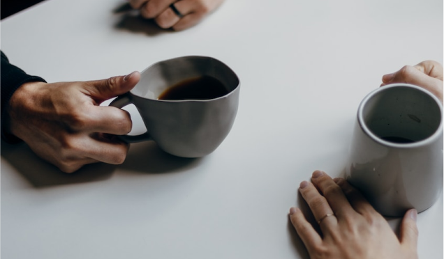 Een verkennend gesprek met een goede kop koffie. De start van onze aanpak. Samen bedenken we hoe onderwijs beter en leuker kan.