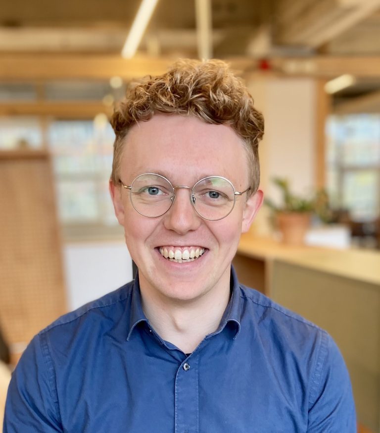 Foto van Nick Langerak, consultant in het team van The Next School. Hij houdt zich vooral bezig met data-analyse.