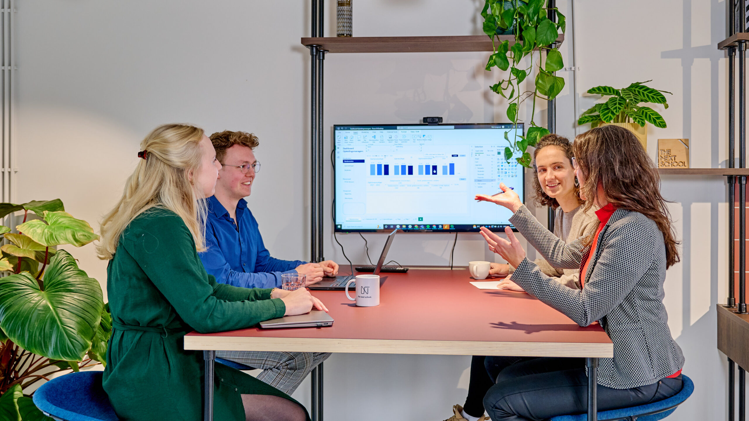Foto van een deel van het team van The Next School in een meeting. Visual bij een intro over dashboards voor mentoren die studenten begeleiden in het MBO.