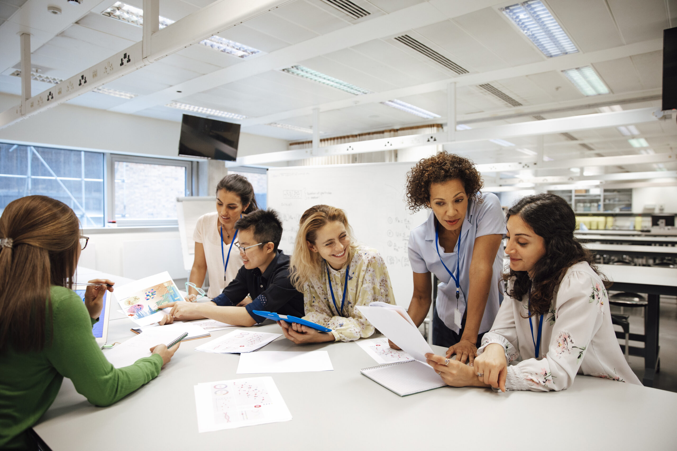 Foto van een groep studenten met hun docent. Sfeerbeeld bij de intro over de Zadkine Case. Daar hielp The Next School de werkdruk voor MBO docenten te verlagen.